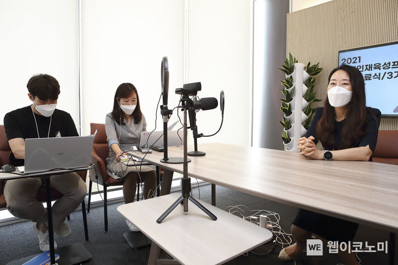  KT 그룹인재개발실장 진영심 상무가 온택트 간담회로 진행된 3기 입교식에서 2기 수료생들의 성과를 공유하고 새롭게 과정에 참여할 3기를 응원하고 있다. 2021.07.19 (출처:KT)