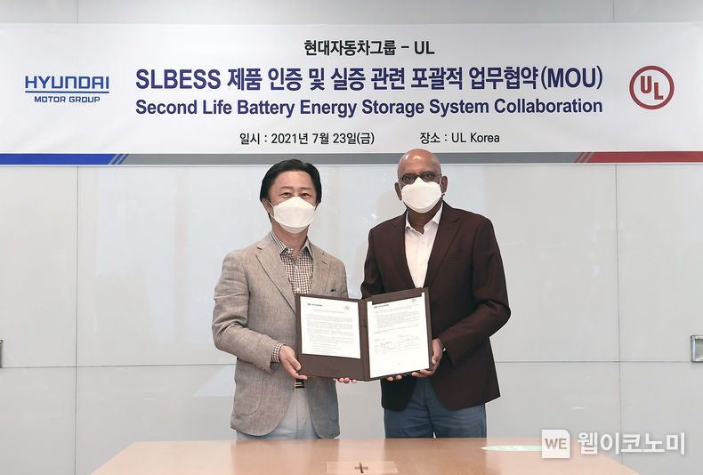 현대자동차그룹은 최근 글로벌 안전인증 기업 UL과 ‘SLBESS제품 인증 및 실증 관련 포괄적 업무협약(MOU)’을 체결했다고 25일 밝혔다. (왼쪽부터)현대차그룹 이노베이션담당 지영조 사장, UL 커머셜 총괄 사지브 제수다스(Sajeev Jesudas) 사장. 2021.07.25 (출처:현대차) 