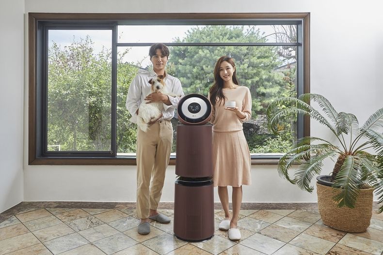 모델들이 신제품(과 함께 집안 공기질 관리가 집중적으로 필요한 곳에 두고 사용하는 인공지능 센서를 소개하고 있다. 2021.07.27 (출처:LG전자)