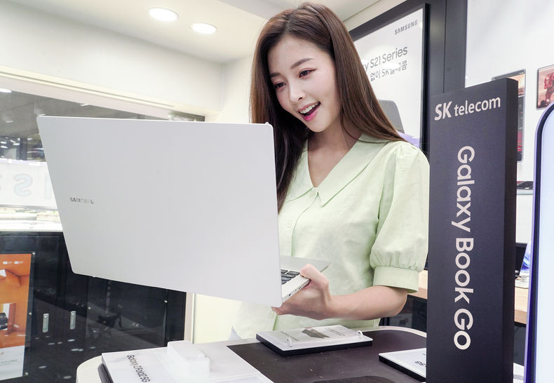 SK텔레콤은 27일부터 공식 온라인몰 T다이렉트샵과 오프라인 매장 T월드를 통해 50만원대로 만나는 가성비 LTE 노트북 삼성 ‘갤럭시 북GO’를 판매한다.<br>
‘갤럭시 북 GO’는 휴대에 최적화된 가성비 모델로, SKT는 구매 고객들을 위한 다양한 경품을 준비했다. 2021.07.27 (출처:SK텔레콤)
