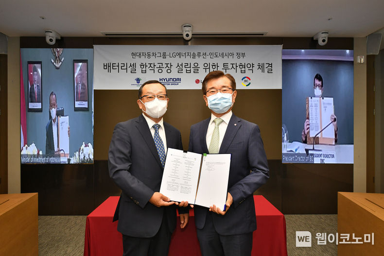 현대자동차그룹, LG에너지솔루션, 인도네시아 정부는 지난 28일 여의도에 위치한 LG에너지솔루션 본사에서 배터리셀 합작공장 설립을 위한 투자협약을 체결했다. (사진은 앞줄 오른쪽부터 시계 방향으로) LG에너지솔루션 김종현 사장, 현대모비스 조성환 사장, 인도네시아 투자부 바흐릴 라하달리아 장관(뒷줄 왼쪽 화면), 인도네시아 국영배터리 코퍼레이션(IBC) 토토 누그로호 CEO(뒷줄 오른쪽 화면) 등이 온/오프라인으로 협약식에 참석했다. 2021.07.29 (출처:LG에너지솔루션)