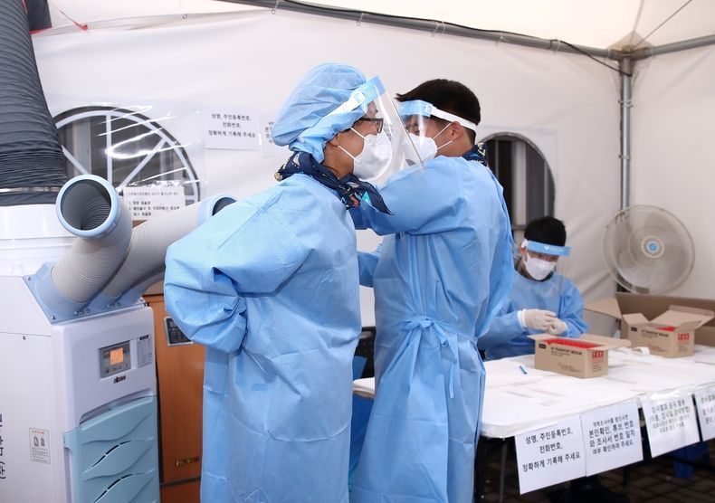 경기도 파주시 운정 임시 선별진료소 의료진들이 지원 물품 앞에서 잠시 더위를 식히고 있는 모습. 2021.08.03 (출처:LG디스플레이)