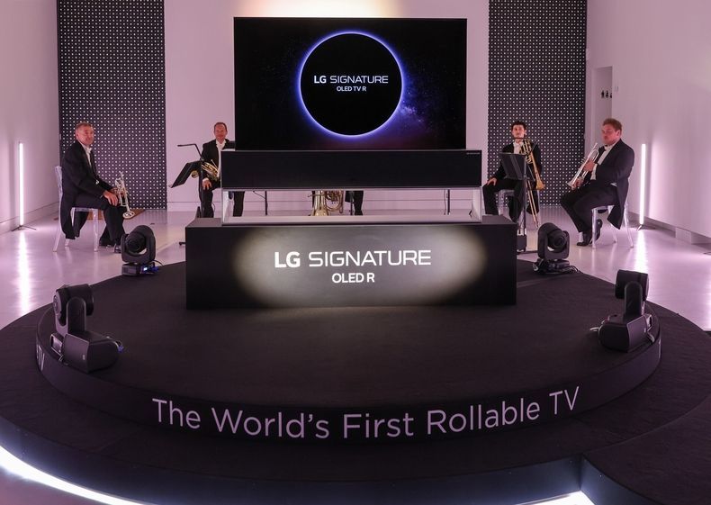 LG전자가 영국 런던에 위치한 아트 스튜디오에서 VIP 고객을 초청해 LG 시그니처 올레드 R를 소개하는 행사를 열었다. LG 시그니처 올레드 R가 런던을 대표하는 로열 필하모닉 오케스트라의 연주와 함께 무대에서 소개되고 있다. 2021.08.03 (출처:LG전자)