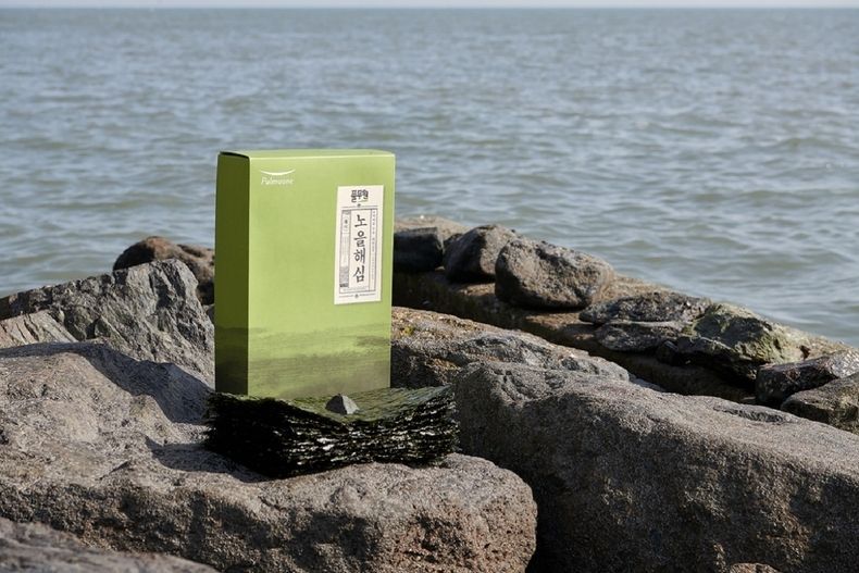 풀무원 노을해심. 풀무원은 14년 연구 개발 끝에 풀무원이 독자 개발한 신품종으로 만든 프리미엄 김 '노을해심’으로 김 부문 세계 최초로 지속가능한 해조류에 부여되는 ‘ASC-MSC 해조류’ 인증과 가공 유통 제품에 부여되는 ‘ASC-CoC’(Aquaculture Stewardship Council - Chain of Custody) 인증을 동시 취득했다. 2021.08.05 (출처:풀무원)