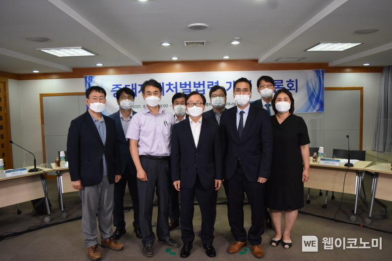 왼쪽부터 이승길 아주대 법학전문대학원 교수, 양옥석 중기중앙회 인력정책실장, 정진우 서울과기대 안전공학과 교수, 이재식 대한건설협회 기술안전실장, 이동근 경총 상근부회장, 김광일 한국노총 산업안전보건본부장, 김상민 법무법인 태평양 변호사, 임우택 경총 안전보건본부장, 강검윤 고용노동부 중대산업재해감독과장 2021.08.11 (출처:경총)