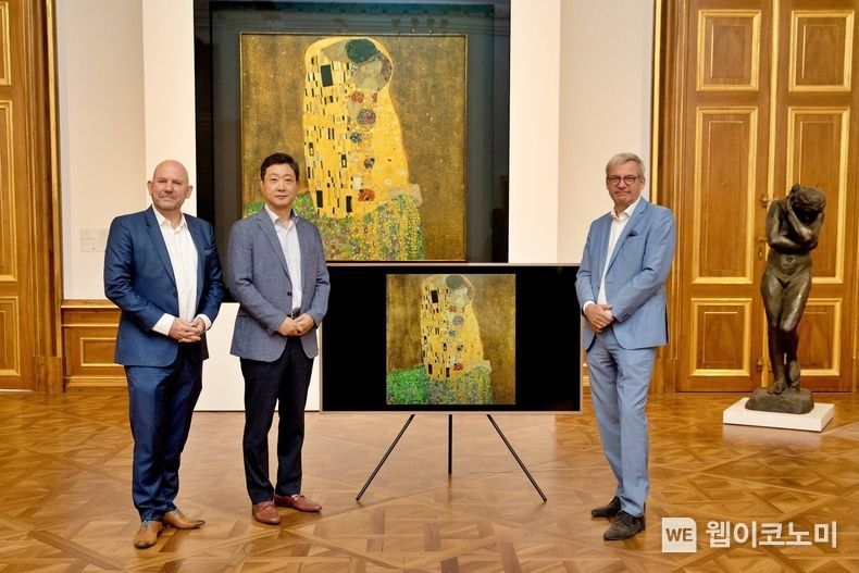 오스트리아의 벨베데레 미술관 대표 작품 17점을 삼성전자 라이프스타일 TV '더 프레임'을 통해 감상할 수 있게 한 양사의 협업을 기념하여 현지시간 13일 벨베데레 미술관에서 관계자들이 사진 촬영을 하고 있다. 왼쪽부터 마이클 졸러(Michael Zoeller) 삼성전자 오스트리아 법인 CE총괄, 박태호 삼성전자 오스트리아 법인장, 볼프강 베르그만(Wolfgang Bergmann) 벨베데레 CFO. 2021.08.16 (출처:삼성전자)
