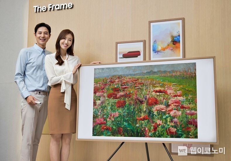  삼성전자 모델이 삼성디지털프라자 강남본점에서 라이프스타일 TV '더 프레임' 75형 제품을 통해 오스트리아 벨베데레 미술관 유명 작품 중 하나인 올가 비징거 플로리안의 '만발한 양귀비꽃(Flowering Poppies)'을 소개하고 있다. 2021.08.16 (출처:삼성전자)
