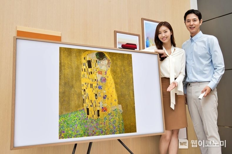 삼성전자 모델이 삼성디지털프라자 강남본점에서 라이프스타일 TV '더 프레임' 75형 제품을 통해 오스트리아 벨베데레 미술관 대표작인 구스타프 클림트의 '키스(The Kiss)'를 소개하고 있다. 2021.08.16 (출처:삼성전자)