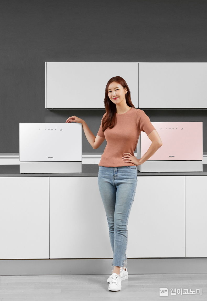 삼성전자 모델이 삼성전자 수원사업장에서 콤팩트한 디자인에도 넉넉한 수납공간을 갖췄으며, 초강력 듀얼 세척시스템으로 세척 성능이 뛰어난 비스포크 식기세척기 카운터탑 신제품을 소개하고 있다. 2021.08.16 (출처:삼성전자)