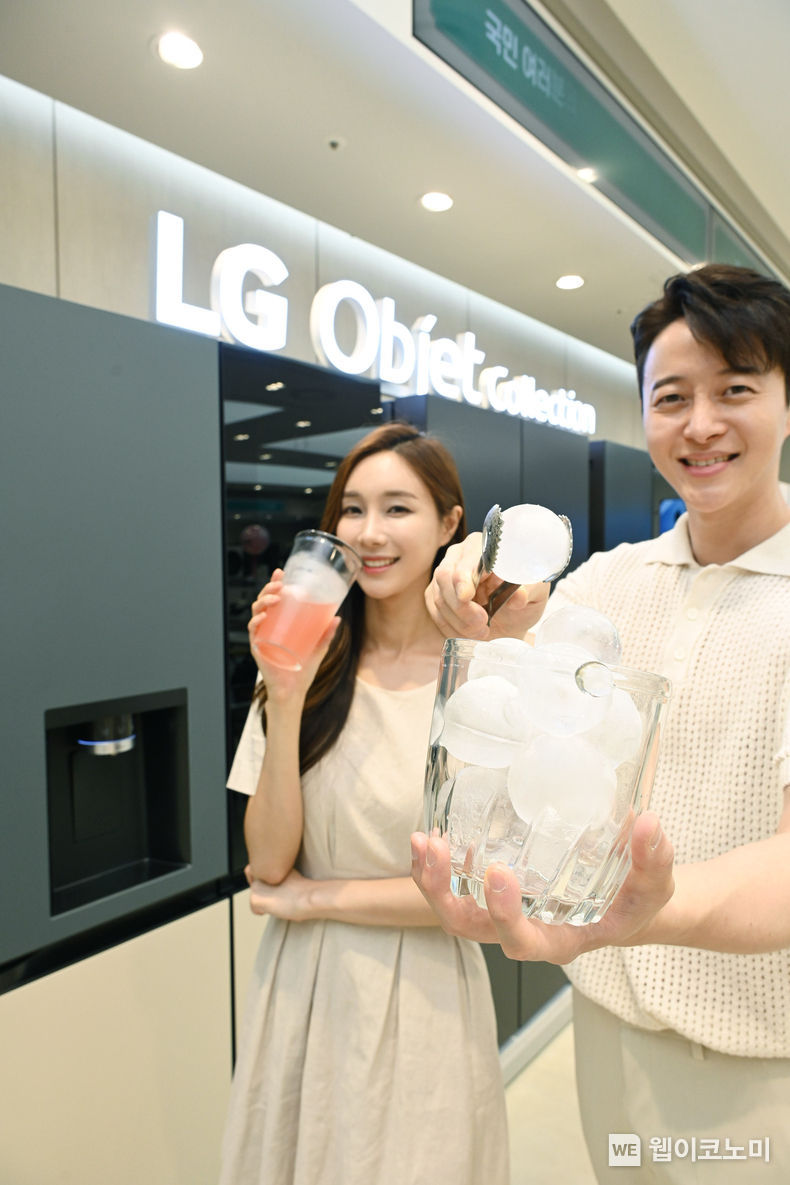 호텔 라운지나 바 등에서 쓰이는 고급스러운 원형(圓形) 얼음을 만드는 신기능을 탑재한 LG 디오스 얼음정수기냉장고 오브제컬렉션이 7월에 전원 대비 40% 이상 판매량이 느는 등 인기를 얻고 있다. 모델이 음료의 풍미를 더해주는 지름 약 50밀리미터(mm)의 원형 얼음인 크래프트 아이스(Craft Ice)를 소개하고 있다. 2021.08.16 (출처:LG전자) 