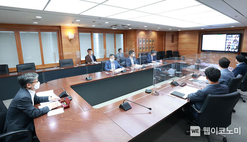 KOTRA(사장 유정열)는 20일부터 2주간 ‘디지털·그린 경제 선도를 위한 총력지원 체제’의 일환으로 ‘10개 지역본부별 무역관장 회의’를 화상으로 개최한다. 유정열 KOTRA 사장이 20일 열린 화상회의를 주재하고 있다. 2021.08.22 (출처:KOTRA)