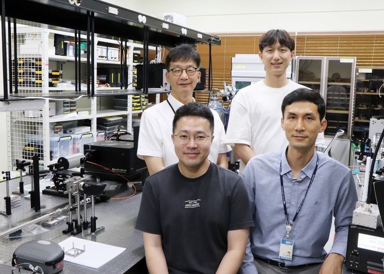 연구진 (왼쪽 뒷줄부터 시계방향으로 김동언 교수, 이주호 학생, 윤건수 교수, 이승택 학생) 2021.08.23 (출처:POSTECH)