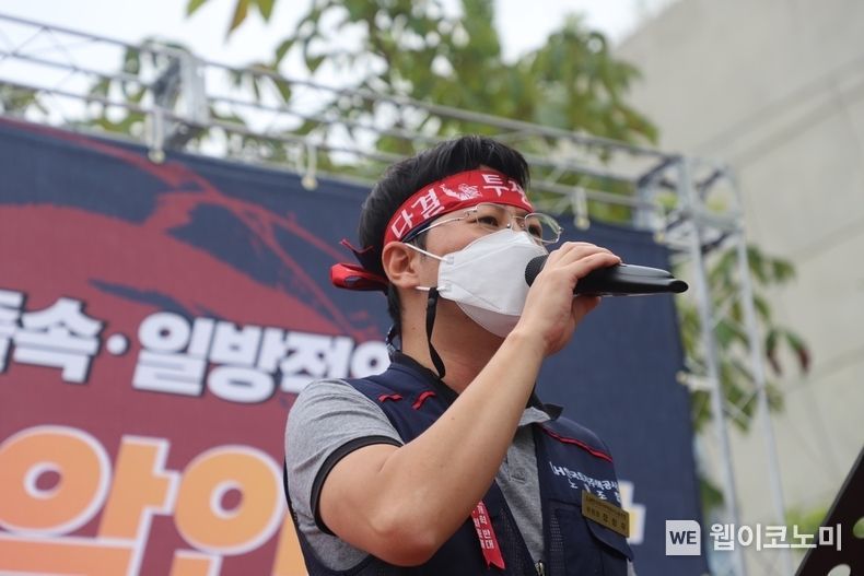 LH 한국토지주택공사 노동조합(위원장 이광조, 장창우)은 24일 세종 국토교통부 정부 청사 앞에서 “졸속·일방적인 LH 개악안 박살 정부규탄대회”를 개최했다. 이날 규탄대회에는 상급단체 및 조합원을 포함하여 49인이 참석한 가운데 장창우 위원장(사진)이 발언하고 있다. 2021.08.24 (출처:LH노조)