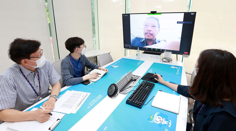 KOTRA는 이달 24일부터 25일까지 ‘2021 한-인니 해양플랜트 및 관련 서비스산업 진출상담회’를 온라인으로 개최했다. 국내 참가기업이 인니 기업과 온라인으로 상담을 진행하고 있다. 2021.08.25 (출처:KOTRA)