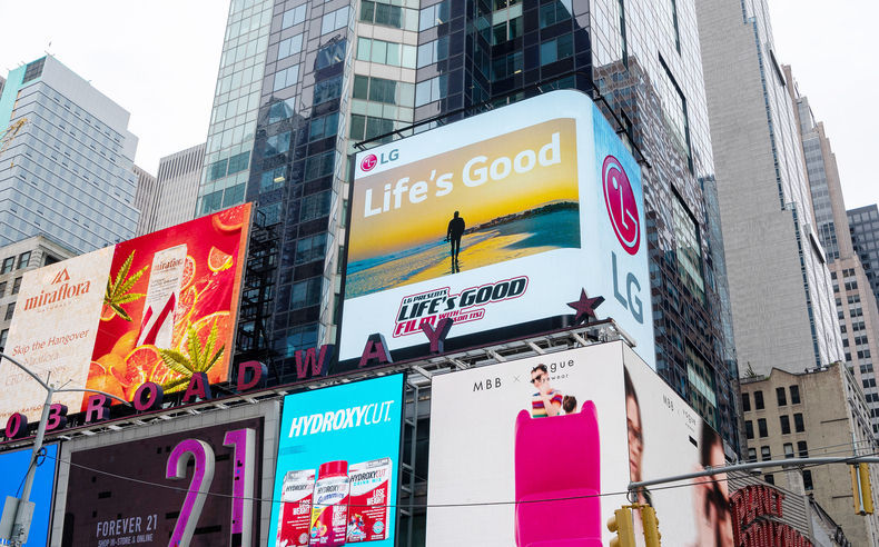 LG전자가 미국 뉴욕 타임스스퀘어와 영국 런던 피카딜리광장에 있는 회사 전광판에 Life's Good 영화를 소개하고 있다. 이 영화는 LG전자가 MZ세대와 소통하며 브랜드 철학인 Life’s Good의 진정한 의미를 공유하고 이들의 무한한 가능성을 응원하는 글로벌 캠페인의 일환이다. 사진은 미국 뉴욕 타임스스퀘어에 있는 LG전자 전광판에 Life's Good 영화가 소개되고 있는 모습. 2021.08.27 (출처:LG전자)