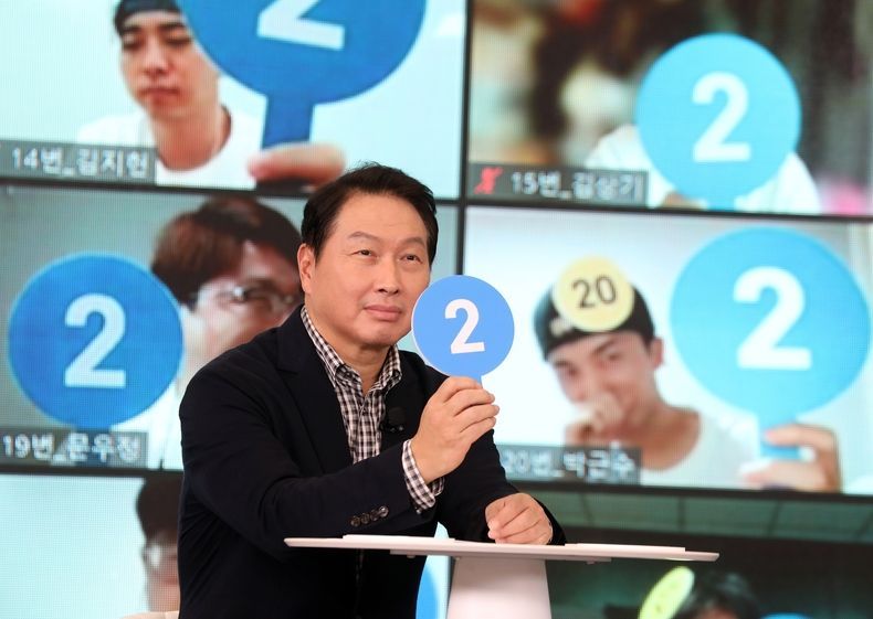 최태원 SK그룹 회장이 지난 26일 경기도 이천 SKMS연구소에서 열린 '이천포럼 2021' 퀴즈 이벤트에서 구성원들과 퀴즈를 풀고 있다. 2021.08.27 (출처:SK)