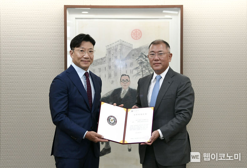 현대자동차그룹 정몽구 명예회장이 고려대학교의료원이 추진 중인 「정몽구 백신혁신센터」 설립 및 운영을 위해 학교법인 고려중앙학원에 사재 100억원을 기부한다. 현대차그룹과 고려중앙학원은 31일 고려대학교 인촌기념관에서 ‘기부금 약정 체결식’을 가졌다. 현대차그룹 정의선 회장(사진 우측)이 기부금 약정서에 서명한 뒤 고려중앙학원 김재호 이사장과 기념 사진을 촬영하고 있다. 2021.08.31 (출처:현대차그룹)
