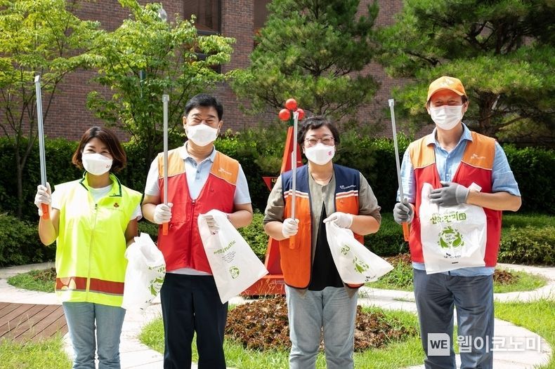 8월 11일, 서울 종로구 광화문 일대에서 (왼쪽부터) 사회복지공동모금회 김경희 사회공헌본부장, SK이노베이션 이성훈 노동조합위원장, 한국중앙자원봉사센터 권미영 센터장, SK이노베이션 임수길 부사장이 산해진미 플로깅 자원봉사 캠페인을 진행했다. 2021.09.01 (출처:SK이노베이션)