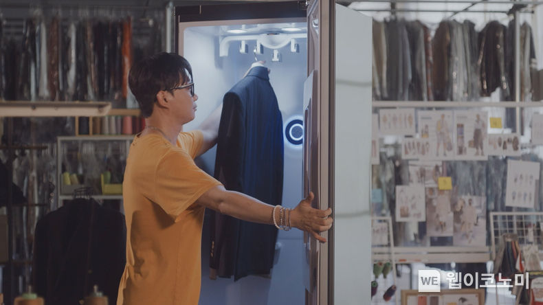 LG 트롬 스타일러 오브제컬렉션을 활용한 의류 업사이클링 캠페인 영상이 7월 말 공개 후 한 달 만에 누적 조회수 1천만을 돌파했다. 이번 '스타일 리바이벌 프로젝트'에 참여한 서광준 디자이너가 오래된 옷의 냄새와 먼지를 제거하기 위해 LG 트롬 스타일러를 사용하는 모습. (출처:LG전자) (2021.09.05 서울=웹이코노미)