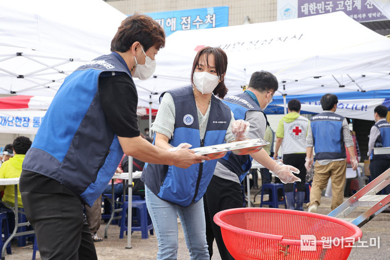 한수원 봉사단이 피해상인들을 위한 식사제공 봉사활동에 힘쓰고 있다. 2021.09.06 (출처:한수원)