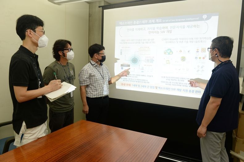 ETRI 연구진이 오피스문서에 활용할 수 있는 API 기술을 설명하고 있는 모습<br>
(왼쪽부터 김민호 책임연구원, 배용진 선임연구원, 임준호 책임연구원, 이형직 책임연구원) 2021.09.07 (출처:ETRI)