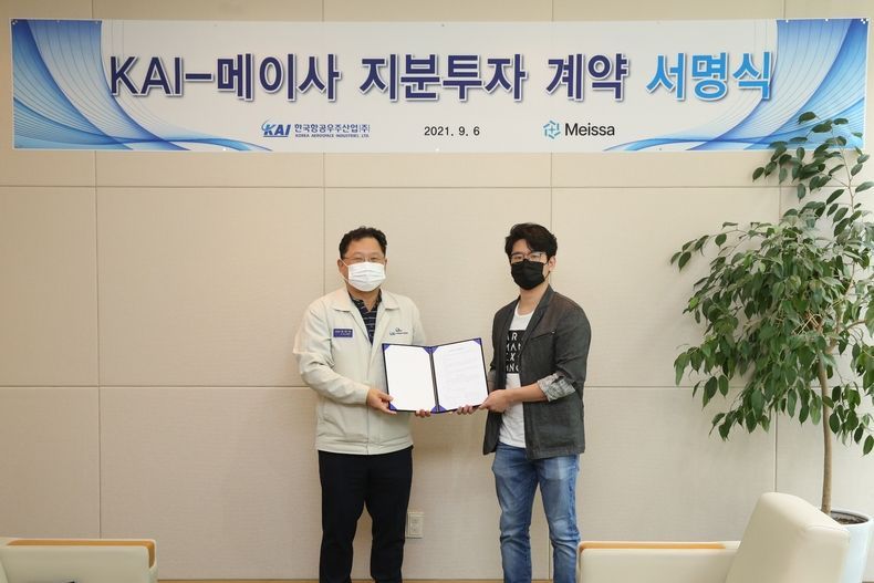 좌측에 KAI 한창헌 미래사업부문장, 우측에 메이사 신승수 대표 2021.09.07 (출처:KAI)