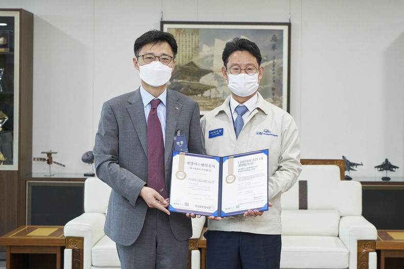 좌측에 한국표준협회 박진성 인증본부장, 우측에 KAI 박지완 윤리경영지원부문장 2021.09.08 (출처:KAI)