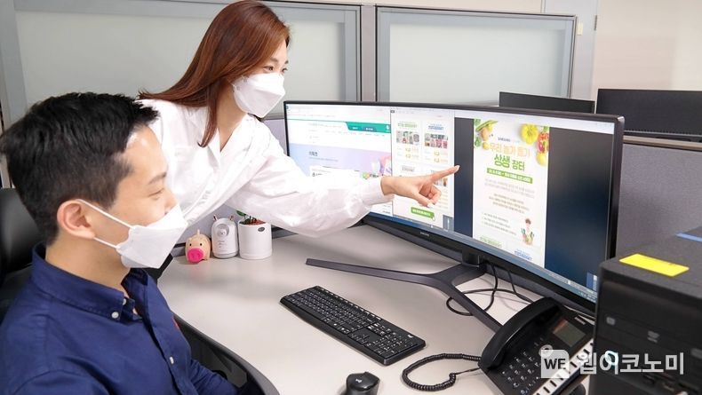  삼성전자 직원들이 '온라인 장터'에서 농산품을 고르는 모습 2021.09.09 (출처:삼성전자)