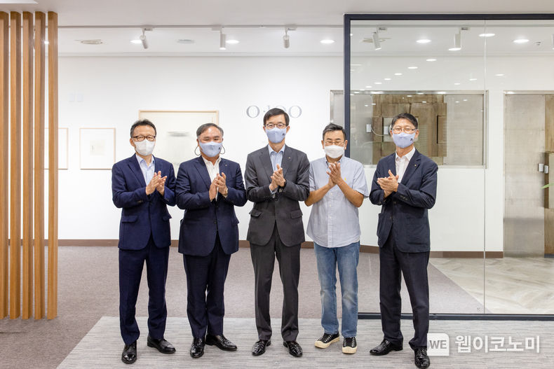 수출입은행이 14일 옛 금고가 있던 본점 1층 공간을 소규모 갤러리로 탈바꿈한 '금고미술관(gallery SAFE)'을 개관했다. 사진 왼쪽 세 번째부터 방문규 수은 행장, 남종현 사진작가. 2021.09.14 (출처:수은)
