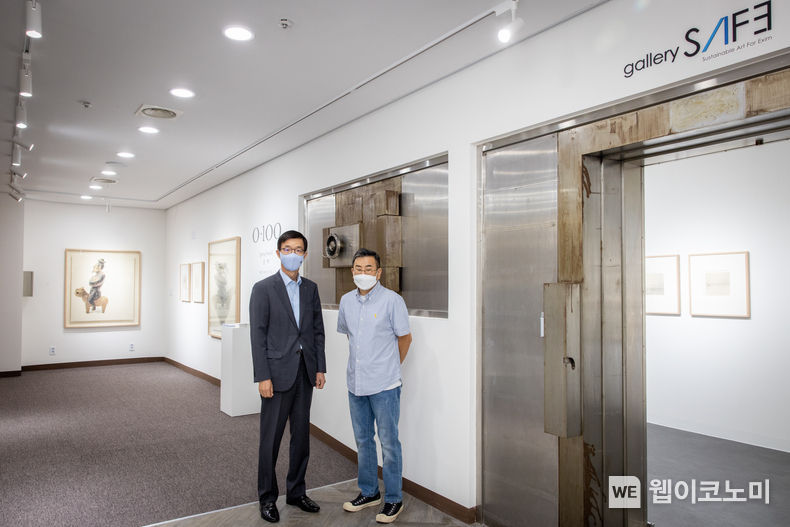 수출입은행이 14일 옛 금고가 있던 본점 1층 공간을 소규모 갤러리로 탈바꿈한 '금고미술관(gallery SAFE)'을 개관했다. 사진 왼쪽부터 방문규 수은 행장, 남종현 사진작가. 2021.09.14 (출처:수은)