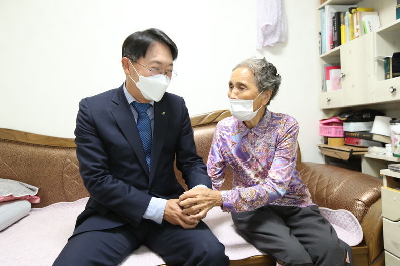 LH 김현준 사장(사진 왼쪽)이 영구임대주택 입주 어르신(오른쪽)에게 지역 농산물과 송편을 전달하고 인사를 나누고 있다 2021.09.15 (출처:LH)