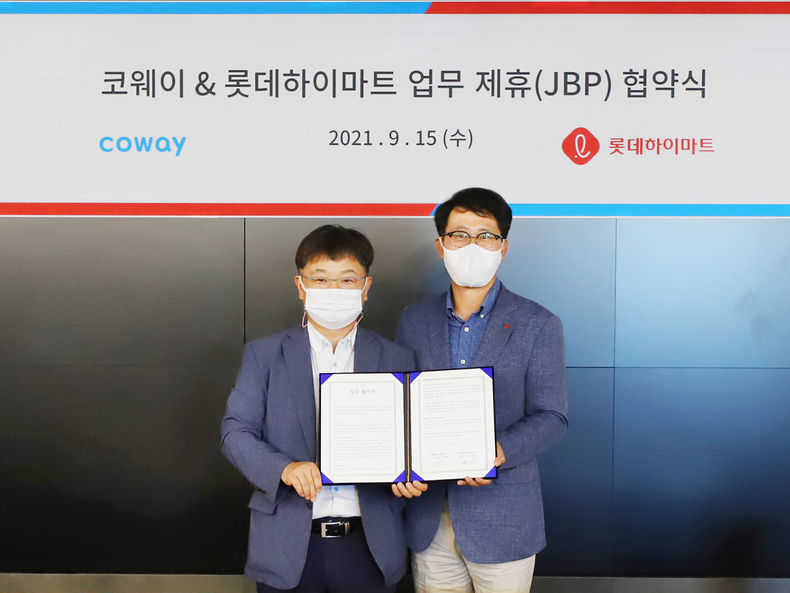 15일 오전 서울 구로구 G타워에서 진행된 협약식에서 롯데하이마트 맹중오 상품본부장(사진 오른쪽)와 코웨이 이지훈 2사업본부장(사진 왼쪽)이 기념 촬영을 하고 있다. 2021.09.15 (출처:롯데)