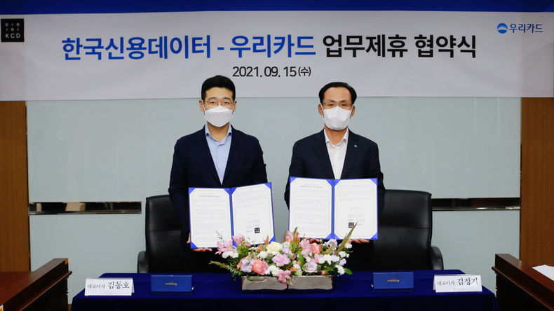 우리카드 광화문 본사에서 진행된 업무협약식에서 우리카드 김정기 대표이사(오른쪽)와 한국신용데이터 김동호 공동대표가 기념사진을 촬영하고 있다 2021.09.15 (출처:우리카드)