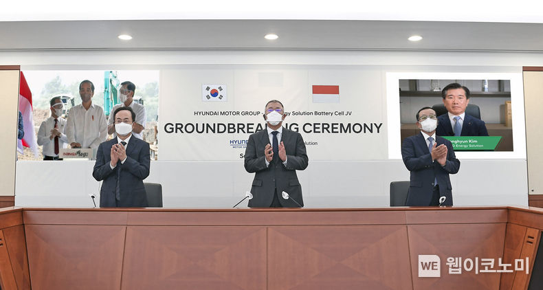 (사진3) 인도네시아에서 진행된 배터리셀 합작공장 기공식 행사 중 인도네시아 조코 위도도 대통령(왼쪽 상단 화면)이 착공 버튼을 누르고 있다. 현대차그룹 정의선 회장(앞줄 가운데), 현대차그룹 김걸 사장(앞줄 왼쪽), 현대모비스 조성환 사장(앞줄 오른쪽)이 현대차그룹 양재동 사옥 회의실에서 온라인 화상 연결을 통해 함께 축하하고 있다. LG에너지솔루션 김종현 사장(오른쪽 상단 화면)도 화상 연결을 통해 참석했다. 2021.09.15 (출처:LG에너지솔루션)