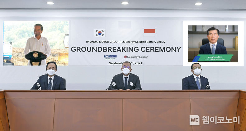 인도네시아에서 진행된 배터리셀 합작공장 기공식 행사 중 인도네시아 조코 위도도 대통령(왼쪽 상단 화면)이 축하 인사말을 하고 있다. 현대차그룹 정의선 회장(앞줄 가운데), 현대차그룹 김걸 사장(앞줄 왼쪽), 현대모비스 조성환 사장(앞줄 오른쪽)이 현대차그룹 양재동 사옥 회의실에서 온라인 화상 연결을 통해 참석했다. LG에너지솔루션 김종현 사장(오른쪽 상단 화면)도 화상 연결을 통해 참석했다. 2021.09.15 (출처:LG에너지솔루션)