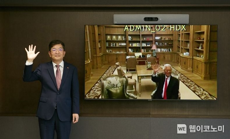 15일 SK지오센트릭과 APP그룹이 친환경 종이 포장재 개발 협력을 위한 MOU를 체결했다. (왼쪽) SK지오센트릭 나경수 사장, (오른쪽) APP그룹 황즈위엔(黄志源) 회장 2021.09.15 (출처:SK) 