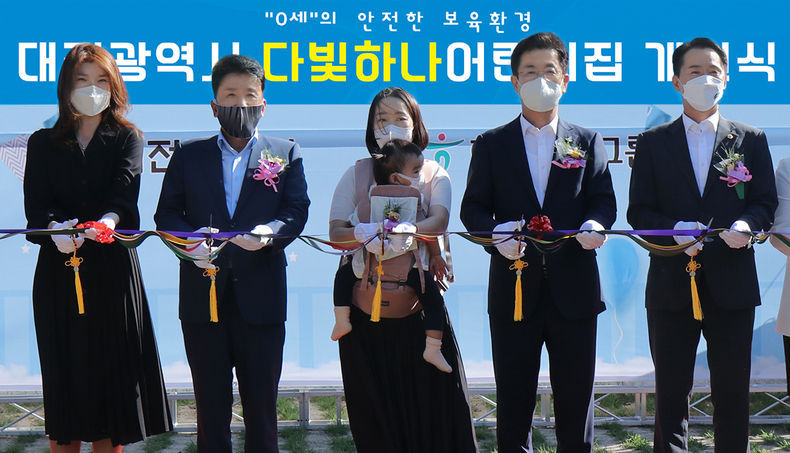 개원식에 참석한 함영주 하나금융그룹 부회장(사진에서 왼쪽)과 허태정 대전시장(사진 오른쪽)이 기념촬영을 하고 있다. 2021.09.16 (출처:하나금융)