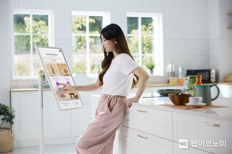 LG전자가 세계적 권위 디자인어워드 IDEA 2021에서 LG 스탠바이미가 받은 최고상을 포함해 10개 상을 받았다. LG전자 모델이 LG 스탠바이미를 사용하고 있는 모습. 2021.09.22 (출처:LG전자)