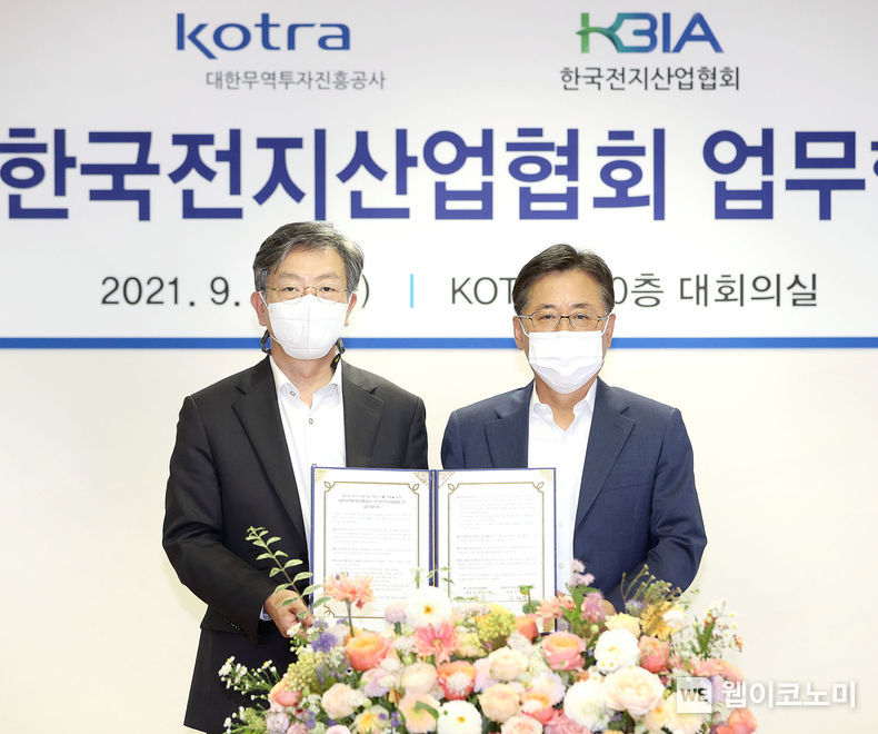 KOTRA(사장 유정열)는 17일 서울 염곡동 본사에서 한국전지산업협회와 업무협약을 체결했다. 유정열 KOTRA 사장(왼쪽)이 업무협약서 체결 후 정순남 한국전지산업협회 부회장과 기념 촬영을 하고 있다. 2021.09.22 (출처;KOTRA)