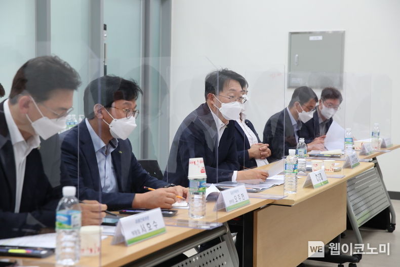 LH는 17일 구리갈매역세권과 태릉CC 사업현장에서 서울권역 주택공급 촉진을 위한 대책회의를 개최했다. LH 김현준 사장이 서울지역본부 관할 주택공급 및 사업추진 현황을 점검하고 있다. 2021.09.17 (출처:LH)