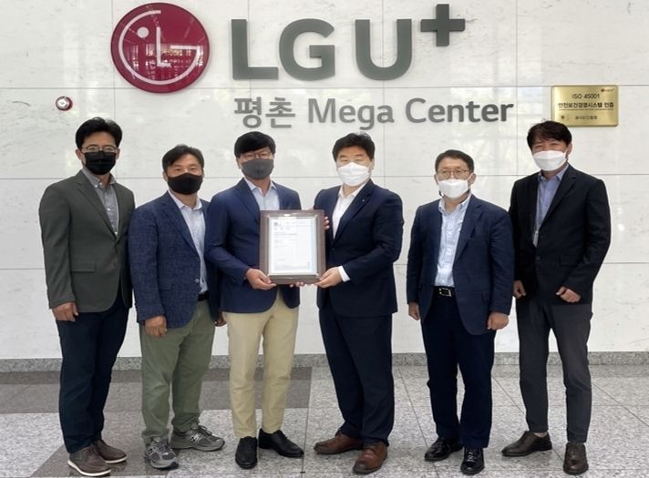 양무열 LG유플러스 NW인사지원담당(왼쪽부터), 김건우 LG유플러스 부동산안전관리담당 상무, 노성주 LG유플러스 NW플랫폼그룹장 상무, 이일형 로이드인증원 대표, 구성철 LG유플러스 유선사업담당, 이우정 LG유플러스 IDC담당이 평촌메가센터에서 열린 인증서 수여식에서 기념촬영을 하고 있는 모습. 2021.09.23 (출처:LG유플러스)
