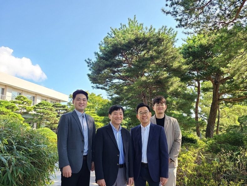 연구진 사진 (좌부터, 서울성모병원 남유준 박사, 서울성모병원 주지현 교수, 포스텍 김동성 교수, 포스텍 이성진 씨) 2021.09.23 (출처:POSTECH)