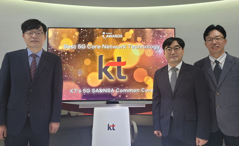 KT 네트워크연구기술본부장 서영수(왼쪽) 상무와 김경엽(가운데) 액세스망기술1팀장, 오홍석 제어망기술팀장이 5G 월드어워드 2021 ‘최고 5G 코어망 기술상’을 수상한 후 기념촬영을 하고 있다. 2021.09.23 (출처:KT)
