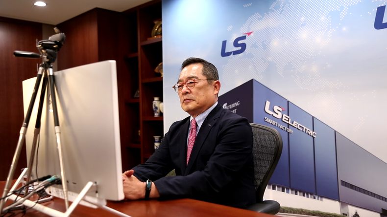 구자열 LS그룹 회장이 29일, 세계경제포럼(WEF, World Economic Forum, 다보스포럼)에서 개최한 비대면 온라인 연차회의에 참석해서 계열사인 LS일렉트릭이 2021년 ‘세계등대공장’에 선정된 것에 대한 소감을 말하고 있다. 2021.09.29 (출처:LS그룹)