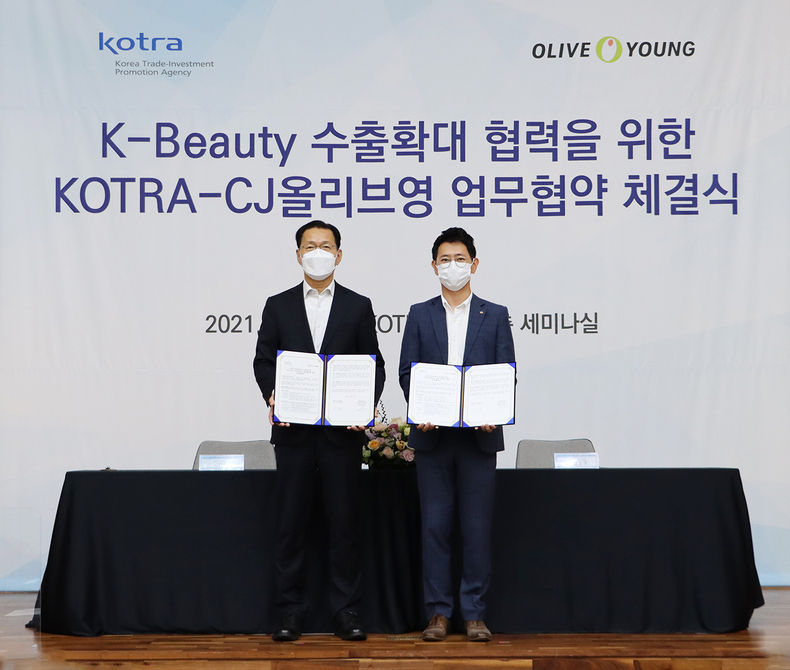 KOTRA(사장 유정열)가 29일 서울 염곡동 인베스트코리아플라자(IKP)에서 CJ올리브영(대표 구창근)과 K뷰티 수출 활성화를 위한 업무협약을 체결했다. 김상묵 KOTRA 혁신성장본부장(왼쪽)과 정윤규 CJ올리브영 경영지원담당 상무가 업무협약을 체결하고 기념 촬영을 하고 있다. 2021.09.29 (출처:KOTRA)