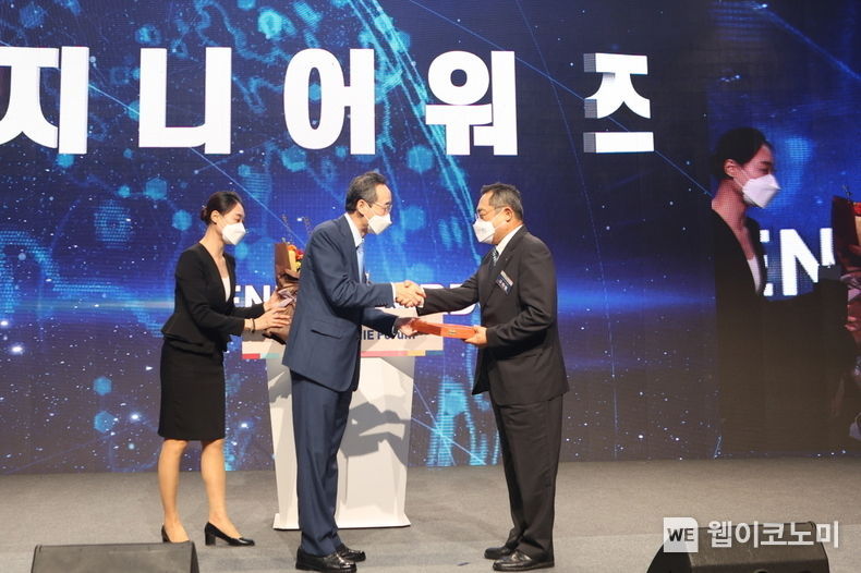 구자열 LS그룹 회장(우)이 29일, 전주시에서 열린 제 2회 지니포럼에서 지니어워즈를 수상하고 있다. (출처 = LS)