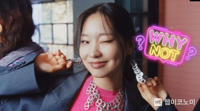 LG유플러스는 코로나19 장기화로 인해 지친 고객들과 함께 일상 속 쉽고 흥미로운 도전을 통해 사회에 기부까지 실천할 수 있는 모바일 웹 플랫폼 ‘도전은행’을 론칭한다. 사진은 고객이 도전은행 ‘ESG투자’ 카테고리의 탄소 줄이기 도전 ‘가까운 거리 자전거타기’를 실천하고 있는 모습. 2021.010.04 (출처:LG유플러스)