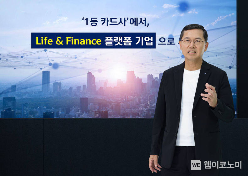 신한카드 창립 14주년 기념식에서 임영진 사장이 라이프앤파이낸스 플랫폼 기업으로 도약을 위한 의지를 강조하고 있다. 2021.10.04 (출처:신한카드)