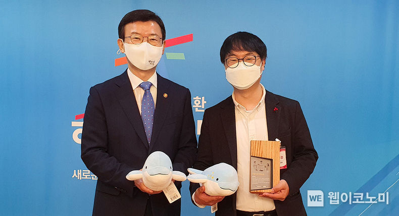 9월 30일 서울청사에서 열린 ‘이달의 한국판뉴딜’ 감사패 수여식에서 해양수산부 문성혁 장관(좌측)과 우시산 변의현 대표(우측)가 기념촬영을 하고 있다. 2021.10.04 (출처: SK)