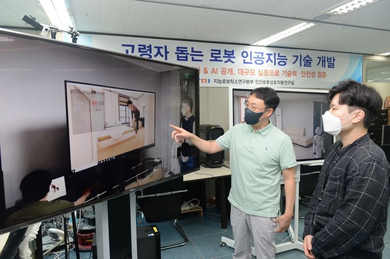 ETRI 연구진이 고령자에 특화된 휴먼케어 로봇 관련 기술을 점검하고 있는 모습 2021.10.07 (출처:ETRI)